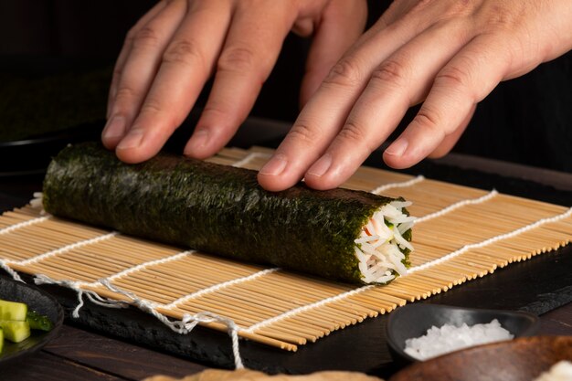 Cuisinier vue latérale préparant un repas avec des algues