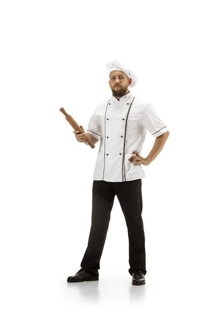 Cuisinière, chef, boulanger en uniforme isolé sur fond blanc studio, gastronomique. Jeune homme, portrait de cuisinier de restaurant. Entreprise, plancher, occupation professionnelle, concept d'émotions. Copyspace pour l'annonce.