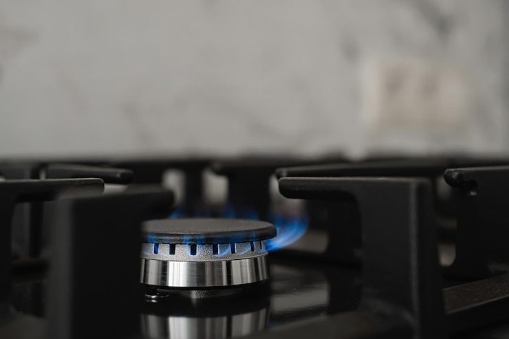 Photo gratuit cuisinière de cuisine moderne, le gaz naturel brûle avec une flamme bleue. consommation de gaz domestique. gros plan, mise au point sélective