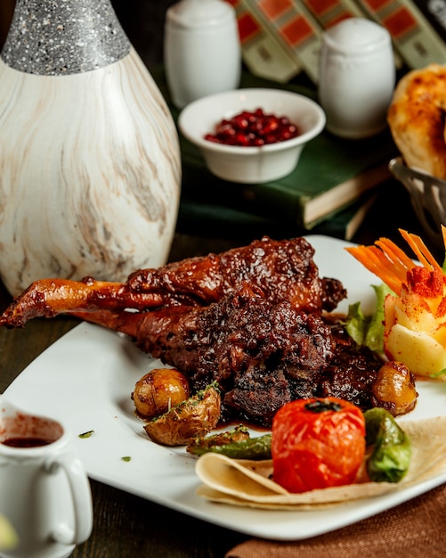 Cuisse d'agneau frit croustillant en sauce aux légumes