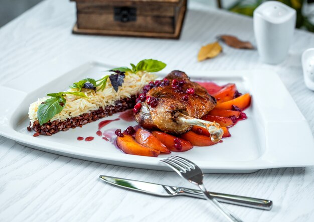 Cuisse de poulet grillé sur abricot, riz blanc et riz thaï