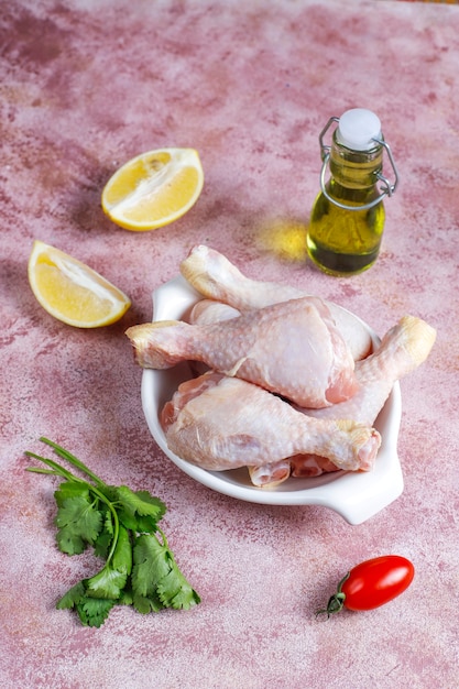 Cuisses de poulet aux épices et sel prêtes pour la cuisson.