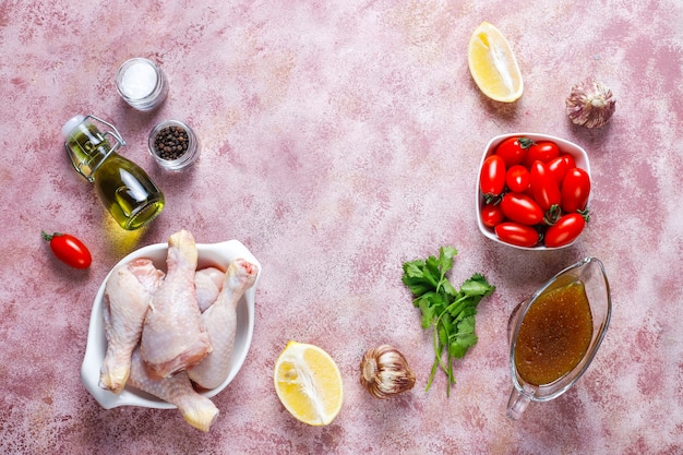 Photo gratuite cuisses de poulet aux épices et sel prêtes pour la cuisson.