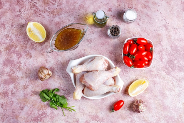 Cuisses de poulet aux épices et sel prêtes pour la cuisson.