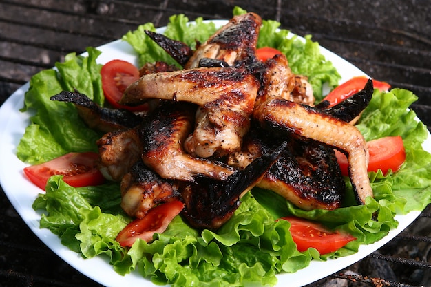 Cuisses De Poulet Sur Le Grill Avec Des Légumes