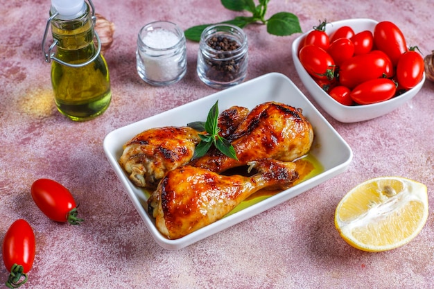 Photo gratuite cuisses de poulet grillées aux épices.