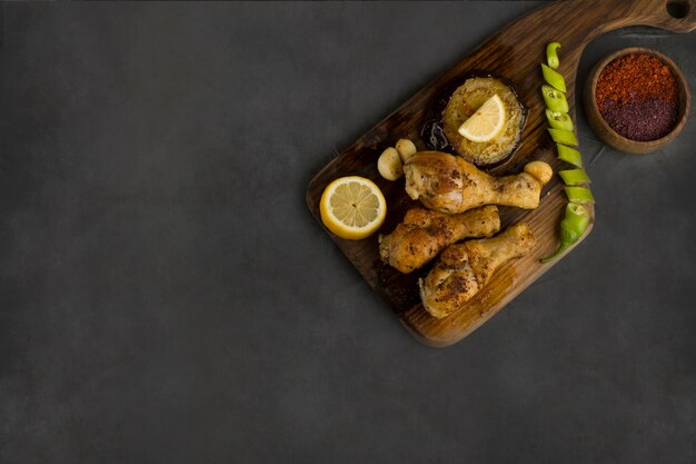 Cuisses de poulet grillées et servies avec herbes et épices