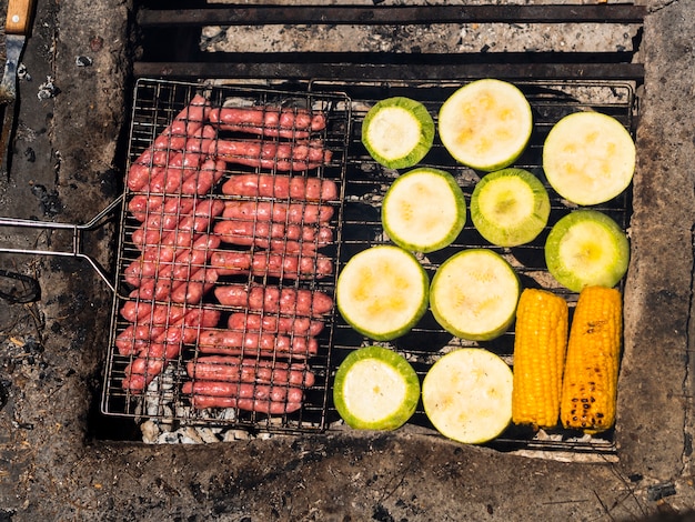 Cuisson des aliments sur la grille du gril