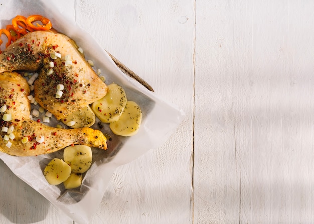 Photo gratuite cuisson au four avec des cuisses de poulet crues