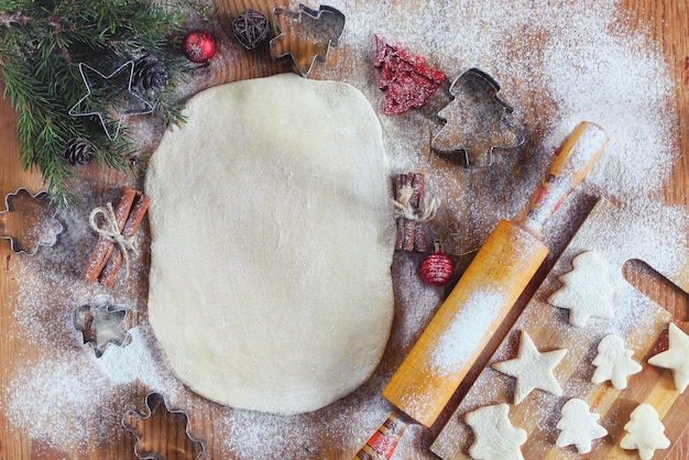Cuisson Des Biscuits Au Gingembre La Veille De Noël Dans La Cuisine à La Maison Photo Premium