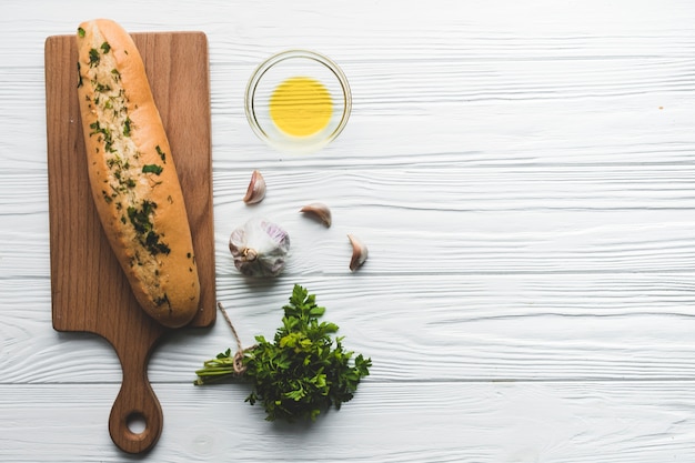 Cuisson de pain à l&#39;ail sur une planche de bois