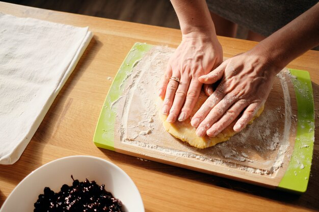 Cuisson de la pâte faite maison par une journée ensoleillée