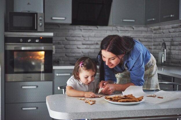 cuisson pour animaux de compagnie peinte par la mère et la fille.