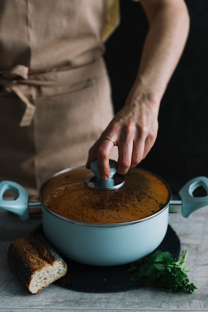 Photo gratuite cuisson de la sauce tomate