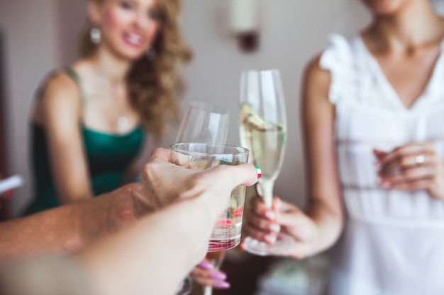 Cultiver les mains féminines avec des verres à vin