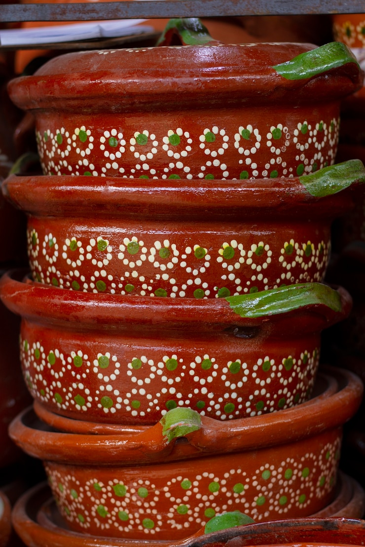 Photo gratuit culture mexicaine avec pots peints