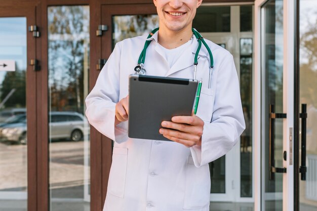 Culture souriante medic avec tablette à l&#39;hôpital