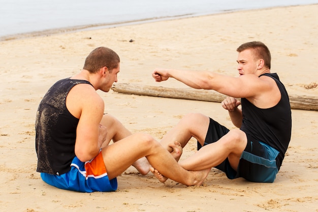 Culturistes sur la plage