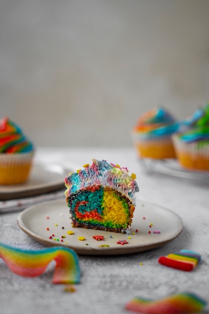 Photo gratuite cupcake arc-en-ciel savoureux nature morte