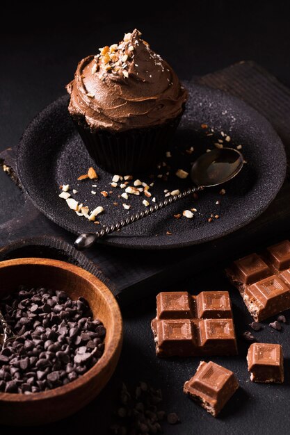 Cupcake au chocolat appétissant prêt à être servi