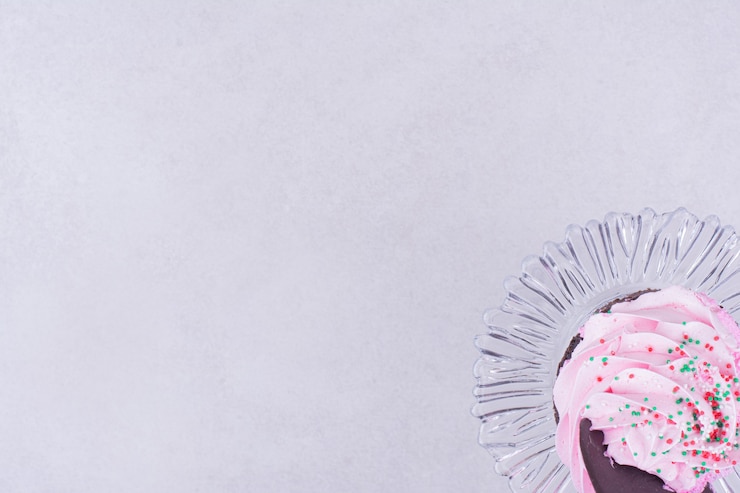 Photo gratuit cupcake au chocolat avec de la crème rose sur le dessus.