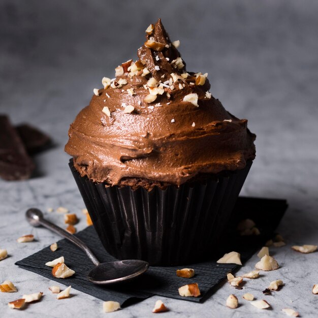 Cupcake au chocolat savoureux gros plan