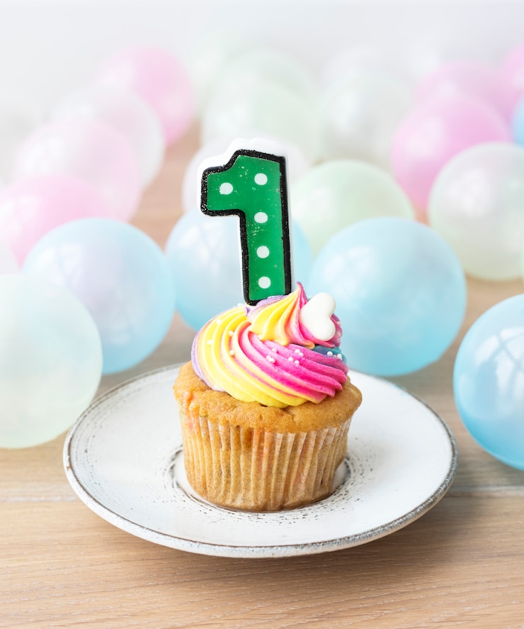 Photo gratuit cupcake coloré avec une bougie numéro un