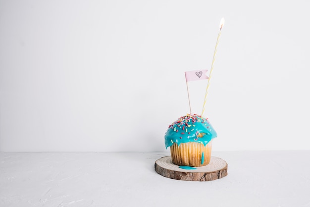 Photo gratuite cupcake avec glaçage bleu