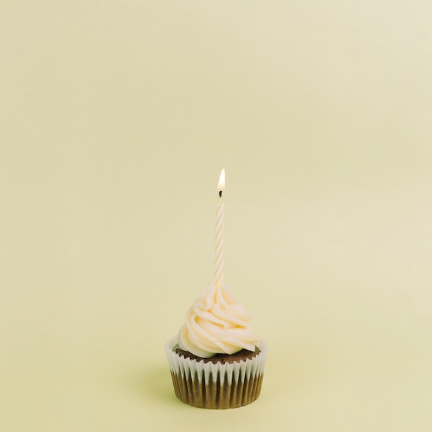 Photo gratuite cupcake jaune avec bougie