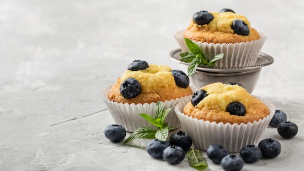 Cupcake savoureux haute vue avec fruits de la forêt de myrtilles