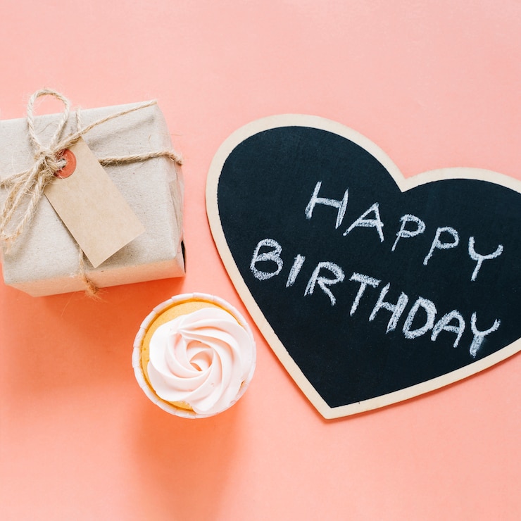 Photo gratuit cupcake, signe et coffret cadeau