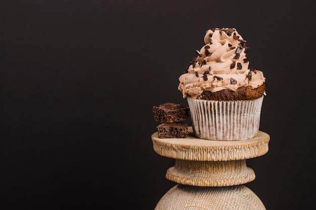 Photo gratuite cupcake sur un support en bois