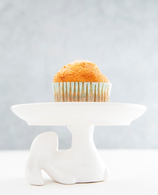 Photo gratuite cupcake vue de face sur fond minimaliste
