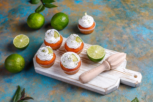 Photo gratuite cupcakes au citron vert maison avec crème fouettée et zeste de citron vert, selective focus