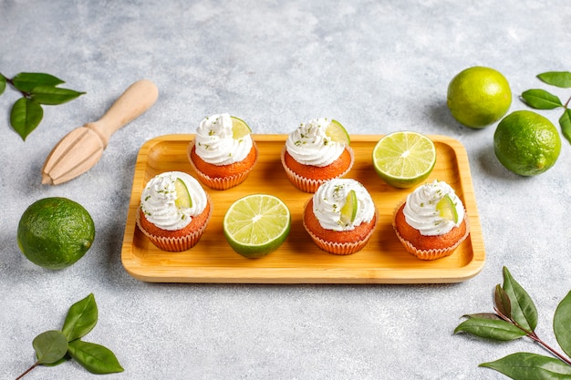 Photo gratuite cupcakes au citron vert maison avec crème fouettée et zeste de citron vert