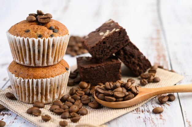 Cupcakes aux bananes mélangés avec des pépites de chocolat sur une plaque blanche.