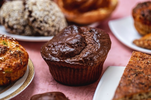 Cupcakes chocolat noir sucre beurre crème sure lait condensé vue latérale jpg