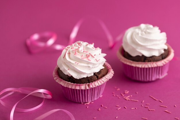 Cupcakes colorés avec un délicieux glaçage