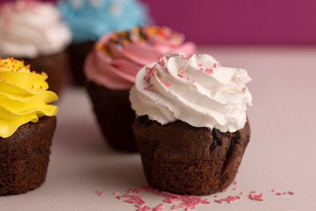 Cupcakes colorés avec un délicieux glaçage