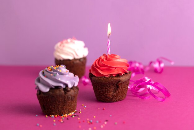 Cupcakes colorés avec un délicieux glaçage