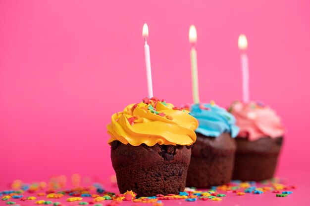 Cupcakes colorés avec un délicieux glaçage