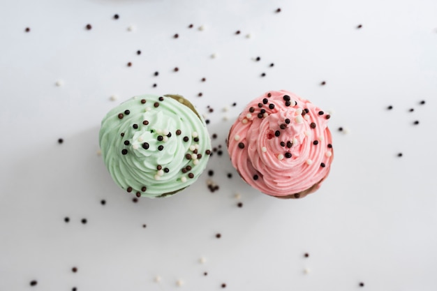 Cupcakes de couleur pastel avec des boules de chocolat