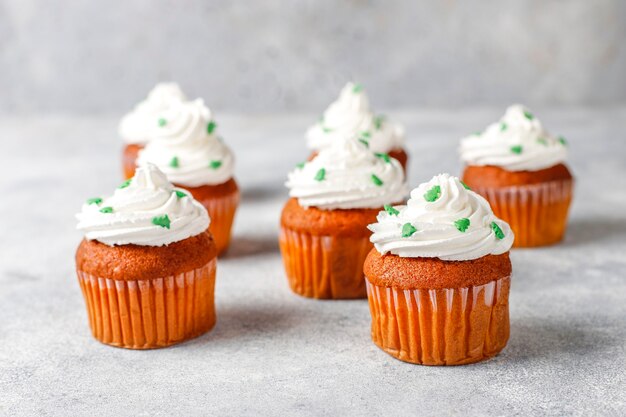 Cupcakes Avec Des Décorations Vertes Sur Table En Bois