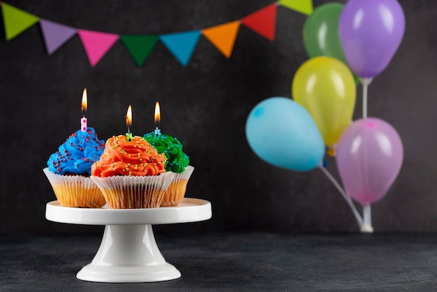 Cupcakes de fête d'anniversaire avec des ballons colorés