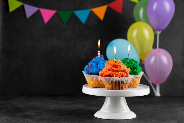 Cupcakes de fête d'anniversaire avec des ballons