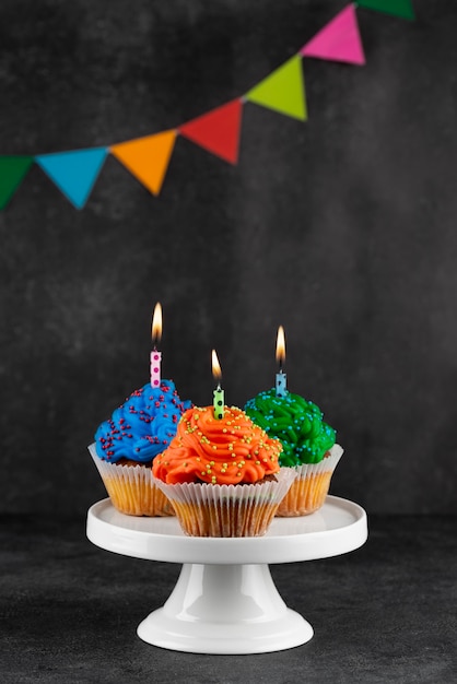 Photo gratuite cupcakes de fête d'anniversaire avec des bougies