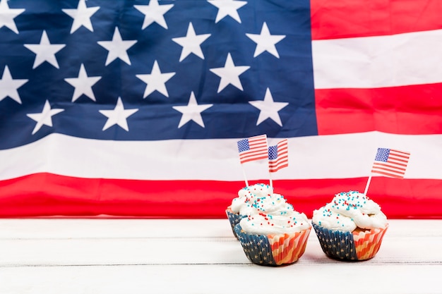 Photo gratuite cupcakes de fête sur fond de drapeau usa