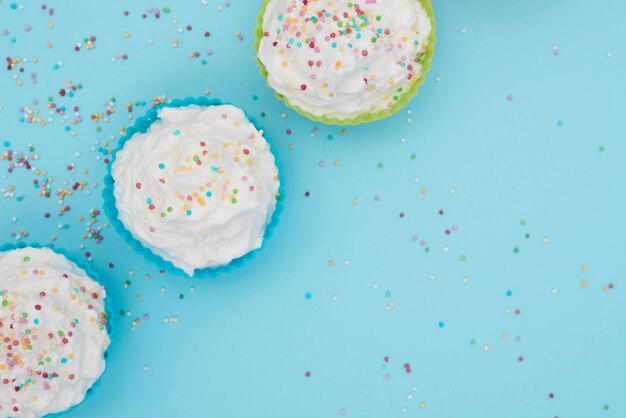Cupcakes de fête avec des pépites colorées