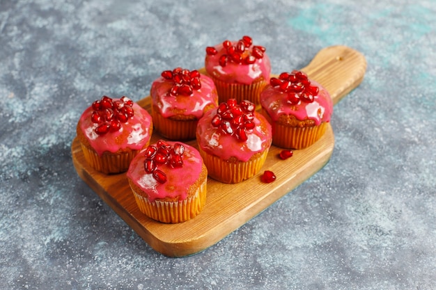 Cupcakes Avec Garniture De Grenade Et Graines.