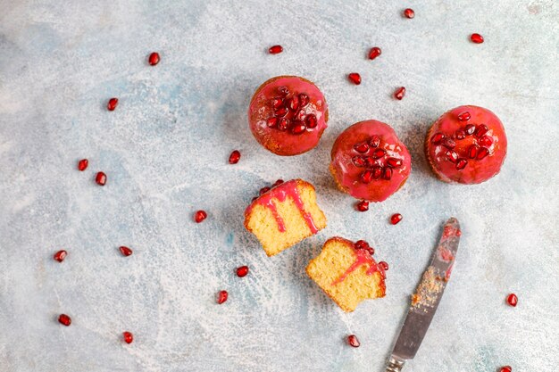 Cupcakes avec garniture de grenade et graines.